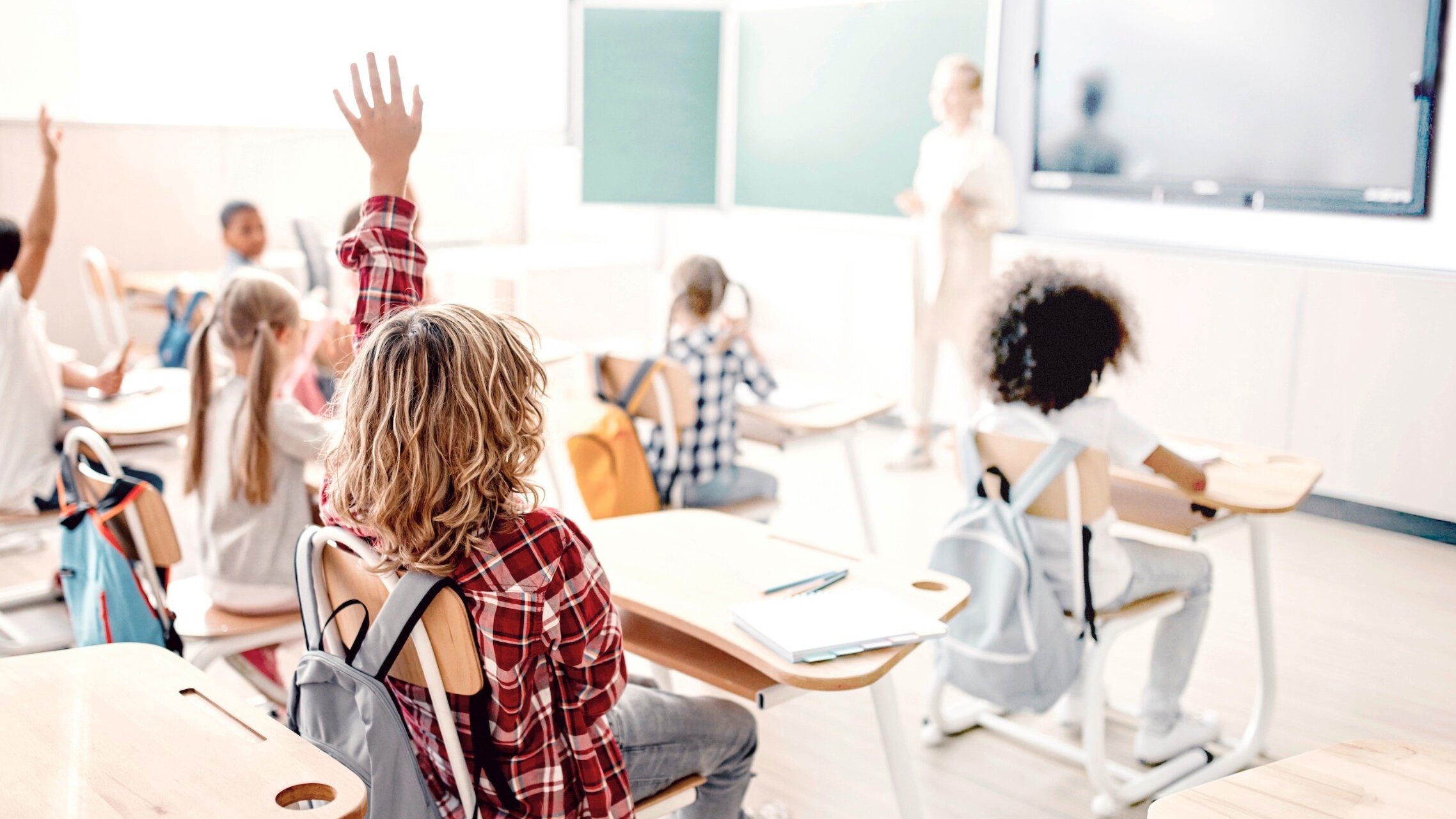Klassenraum mit Schülern die am Unterricht teilnehmen