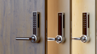 3 Produktbilder Safe-O-Tronic DS, Seitenansicht, befestigt an Türen, mit und ohne PIN-Pad 