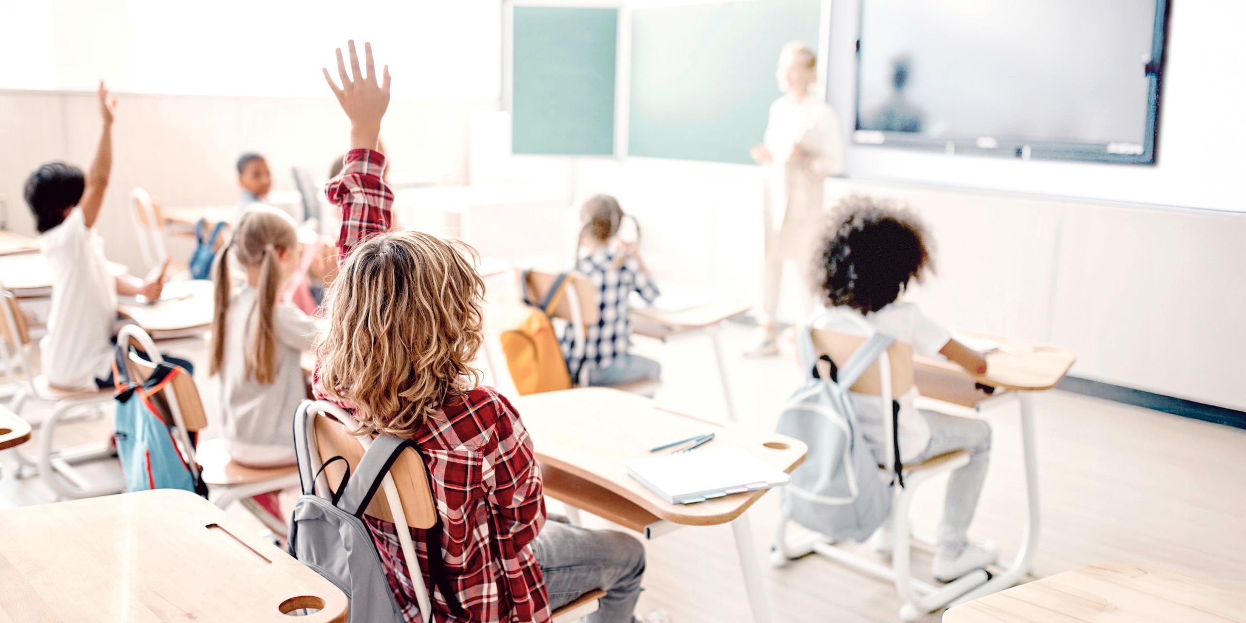 Klassenraum mit Schülern die am Unterricht teilnehmen