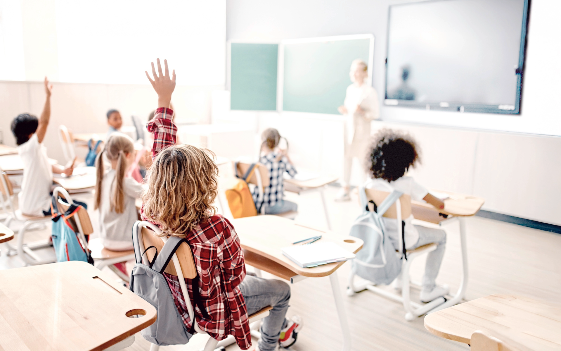 Klassenraum mit Schülern die am Unterricht teilnehmen
